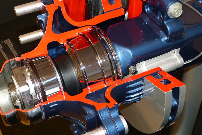 Engine with external link